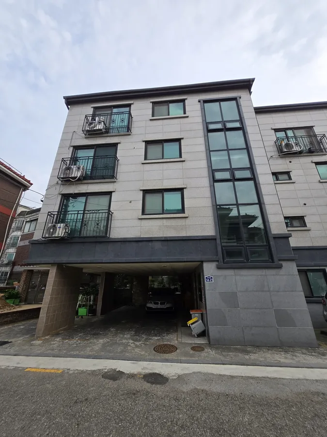 모던한 저층 건물 외관 전경 사진