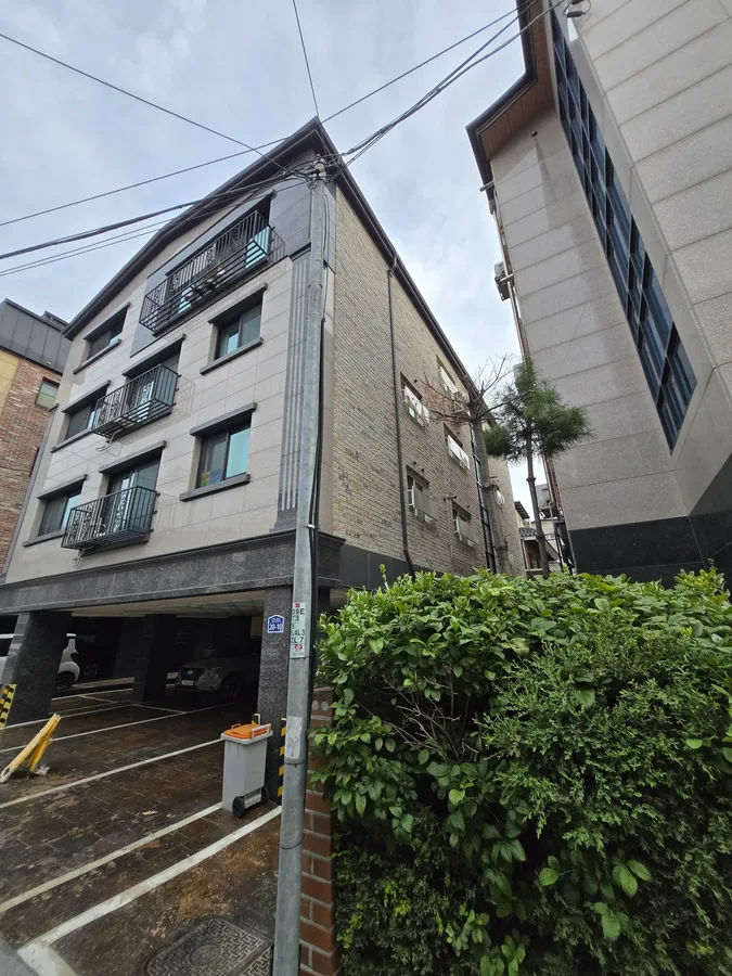 오래된 붉은 벽돌 저층 건물 외관 전경 사진