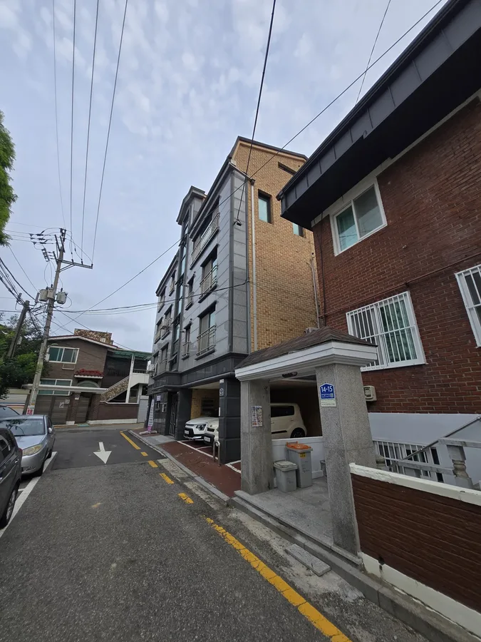 자갈 배수구로 마감된 우수관 하부 근접 사진