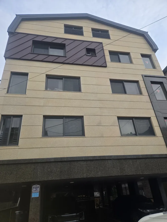 파손된 빗물받이를 교체하기 전 상태 사진